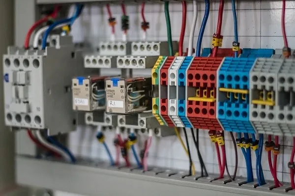 Electrical panel wiring with coloured terminal blocks